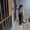 来自卢旺达的一名惩戒干事正在与太子港女子监狱的一名被拘留者进行交谈。