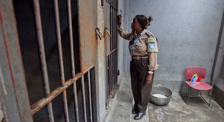 En Haïti, des agents pénitentiaires de l'ONU ont été déployés dans les prisons.