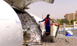a cargo flight from WFP’s newly established Global Humanitarian Response Hub in Liège, Belgium arrived in Burkina Faso carrying almost 16 metric tons of medical cargo and personal protective equipment like masks and gloves on behalf of UNICEF and the International Committee of the Red Cross (ICRC).