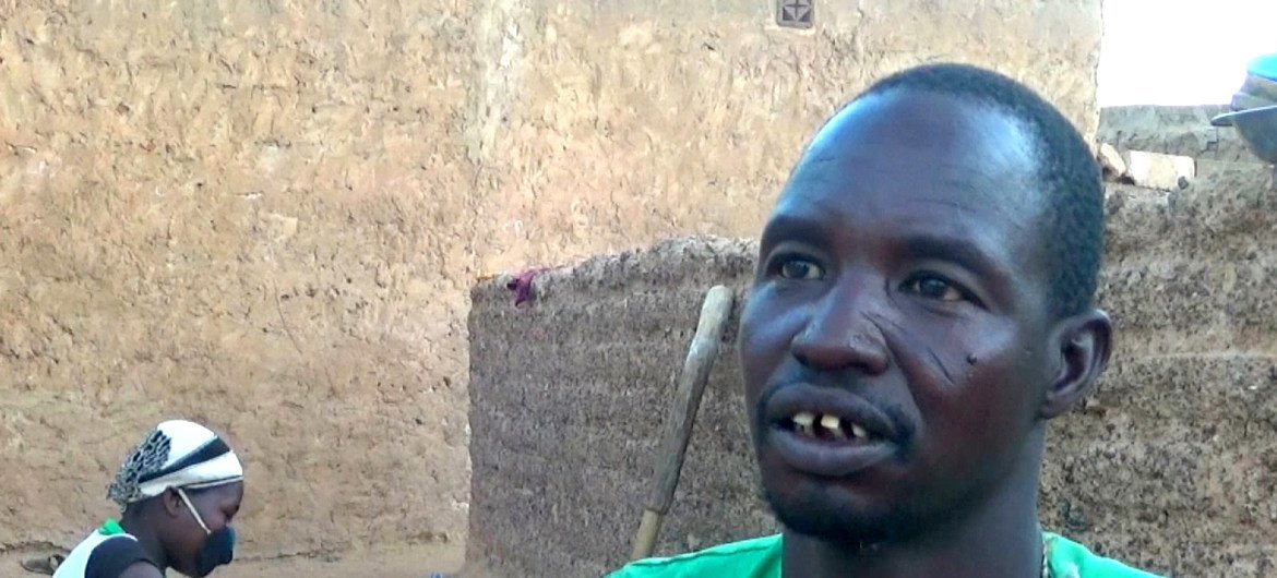 Arabic: سوادوغو سلام، فر من منزله في اربيندا في بوركينا فاسو عندما هاجمت الجماعات المسلحة وقتلت العديد من القرويين. 
