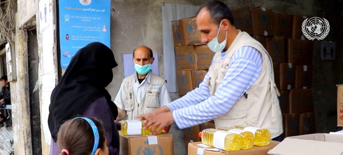 叙利亚，粮食署在确保防疫安全的情况下向百姓发放粮食援助。