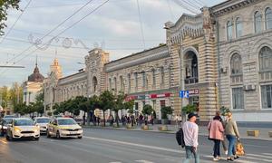 Una cotidiana escena de Chisinau, capital de Moldovia.