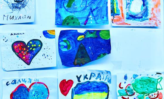 Dibujos hechos por niños refugiados cuelgan en el complejo MoldExpo, un espacio para ucranianos en tránsito en Moldavia.