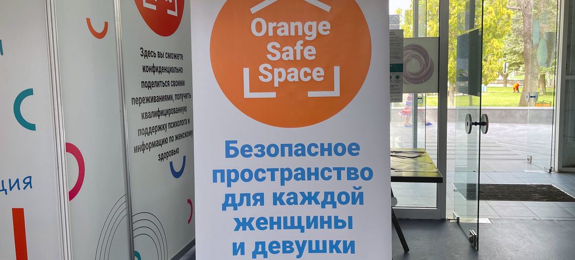 مساحة آمنة داخل مجمع المعارض في مولدوفا وفرها صندوق الأمم المتحدة للسكان.