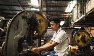 来自缅甸的移民劳工正在泰国曼谷的工厂工作。