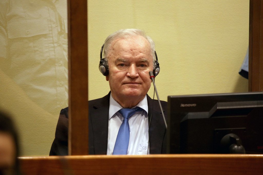 被定罪的波斯尼亚塞族战犯拉特科·姆拉迪奇在海牙国际刑事法庭余留机制上诉分庭出庭。