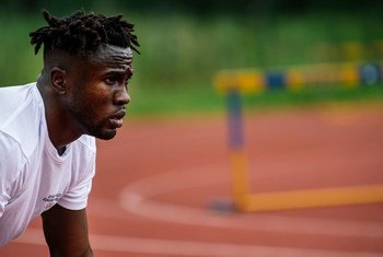 Dorian Keletela, membro da equipe olímpica de refugiados de Tóquio 2020, Sprinter, originalmente do Congo, treina no Centro de Treinamento Nacional de Portugal.