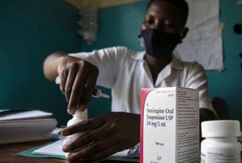 قابلة تجهز الدواء لطفل ولد قبل أسبوعين وتبينت إصابته بنقص المناعة البشرية في أوغندا.