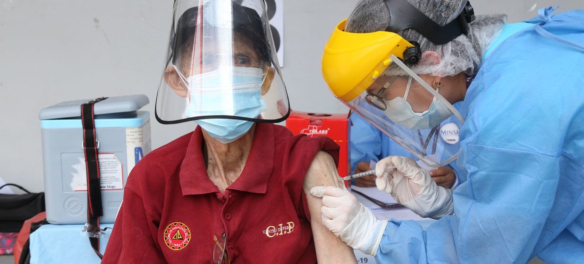 Un hombre mayor  recibe la vacuna del COVID-19 en Perú.