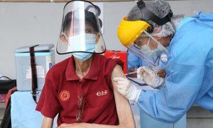 Un hombre mayor en Perú recibe la vacuna del COVID-19