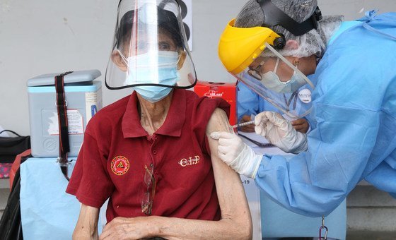 An older man in Peru receives a COVID-19 vaccination.