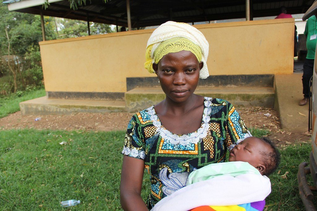 Une jeune femme avec son bébé en Ouganda.