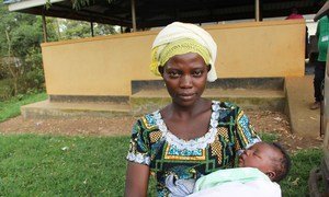 Une jeune femme avec son bébé en Ouganda.