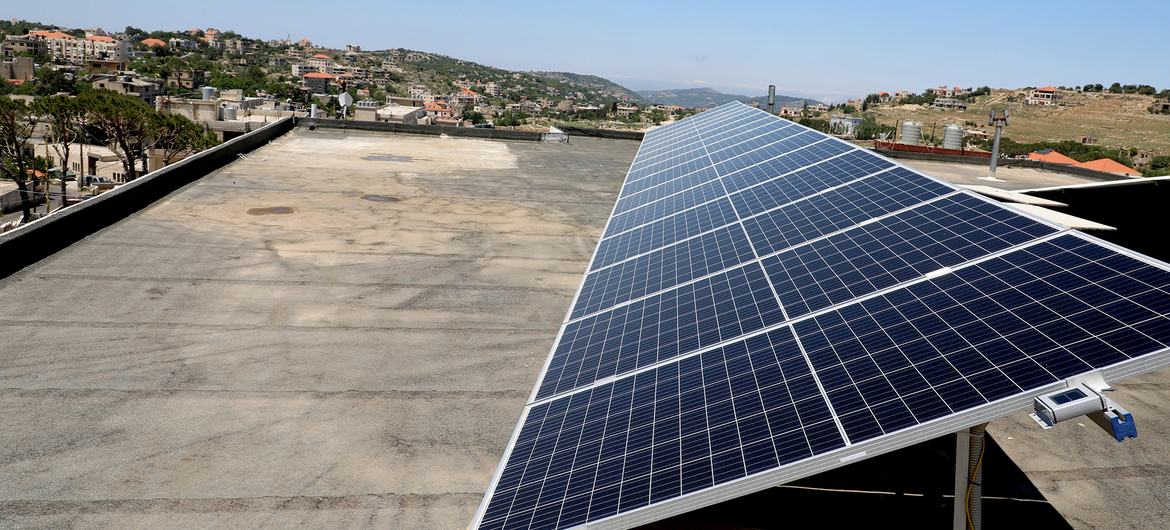 ألواح طاقة شمسية مثبتة على سطح مدرسة بتلون الإعدادية العامة.