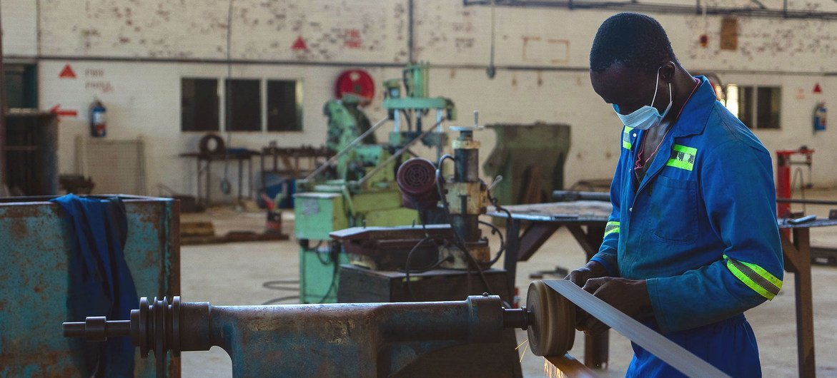 رجل يعمل في مصنع لتجميع الأسرّة في بولاوايو بزمبابوي.