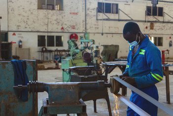 Un homme travaille dans une usine assemblant des lits à Bulawayo, au Zimbabwe.
