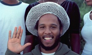 Jamaican reggae artist and musician Ziggy Marley pledges his support for 'Say Yes for Children' while visiting UN Headquarters, in July 2001.