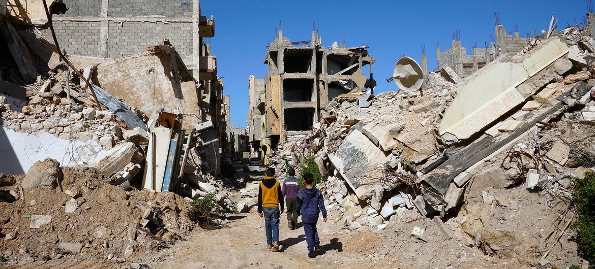 Des garçons marchent la vieille ville de Benghazi en Libye.