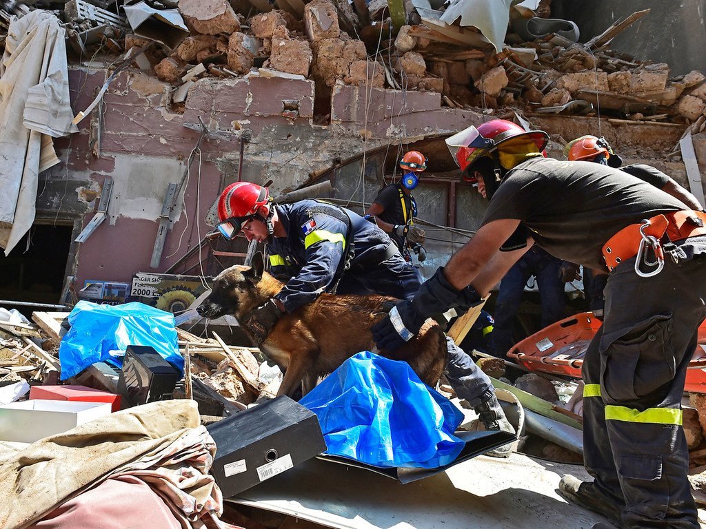 Des équipes de secours cherchent dans les décombres d'un immmeuble détruit lors de l'explosion du 4 août 2020.