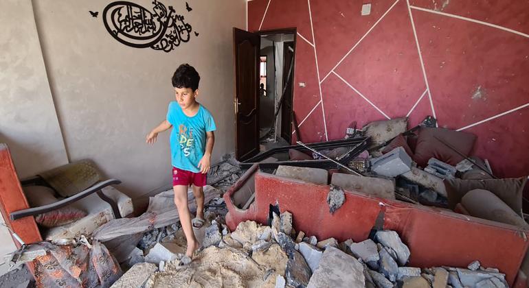 На фото: ребенок на развалинах жилого дома в Газе. 
