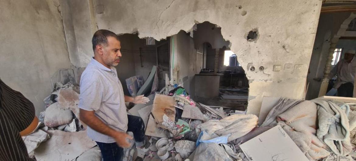 ग़ाज़ा के एक दक्षिणी शहर रफ़ाह में इसराइली हमलों से हुई तबाही का एक दृश्य