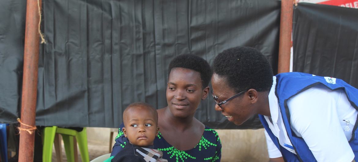 Mtoa huduma za Afya kitengo cha Mama na Mtoto katika Zahanati ya Kata ya Mkambalani Rebeca Wami akizungumza na mama ambaye amehudhuria mafunzo wakati wa wiki ya unyonyeshaji.