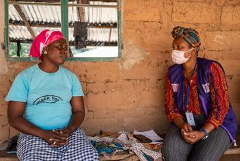 Amie, psychologue bénévole, conduit un entretien personnalisé avec Kaddy, une Sénégalaise réfugiée en Gambie.