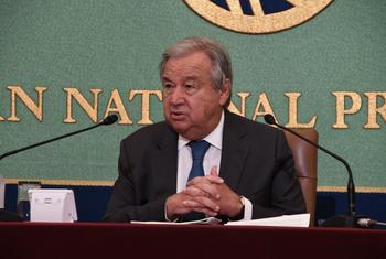 Le Secrétaire général de l'ONU António Guterres s'exprime devant le Club de la presse du Japon, à Tokyo, le 8 août 2022.