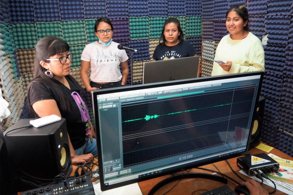 A través de la radio, Miriam difunde información sobre los derechos humanos e implica a los jóvenes de la comunidad. 