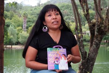 Miriam Pascual Jiménez, mujer zapoteca de la sierra norte de Oaxaca, es antropóloga social y abogada y ha dedicado gran parte de su vida a la defensa de los derechos humanos de las mujeres y las niñas, y a la preservación de su cultura, su tierra y su len