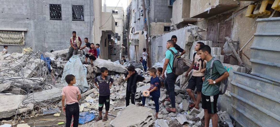 На фото: дети на улицах разрушенной Газы. 