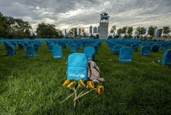 संयुक्त राष्ट्र मुख्यालय के उत्तरी तरफ़ स्थित बाग़ीचे में यूनीसेफ़ का बैगपैक अभियान, जो 2018 में युद्धों में मारे गए बच्चों की गंभीर स्थिति को दर्शाता है. (8 सितंबर 2019)