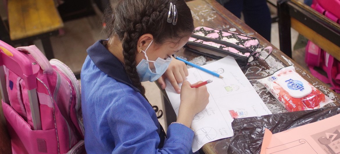 जॉर्डन में UNRWA द्वारा संचालित एक स्कूल में छात्रा. 