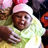 Ce petit garçon n'a pas peur d'être vacciné et continue à sourire, au centre de santé de Moussadougou, dans le sud-ouest de la Côte d'Ivoire.