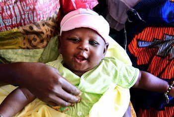 Ce petit garçon n'a pas peur d'être vacciné et continue à sourire, au centre de santé de Moussadougou, dans le sud-ouest de la Côte d'Ivoire.