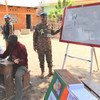 إحدى جنديات حفظ السلام تعقد جلسة عن الصحة العقلية في إقليم كيفو الجنوبي بجمهورية الكونغو الديمقراطية