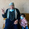Une réfugiée syrienne avec sa petite-fille après avoir été vaccinée contre la Covid-19.