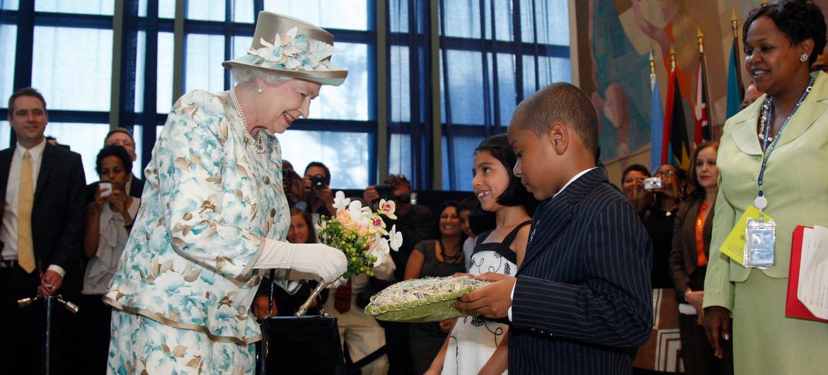 Des enfants offrent un bouquet de fleurs à la reine à l'issue de sa visite au siège de l'ONU, en 2010, à New York.