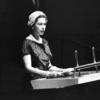الملكة إليزابيث الثانية تلقي كلمة أمام الجمعية العامة للأمم المتحدة عام 1957