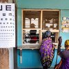 Pacientes en la farmacia del Hospital Kakuma Mission. Este hospital en el norte de Kenia es una de las pocas instalaciones en la región de Turkana donde los pacientes reciben consultas oftalmológicas y operaciones relacionadas con los ojos.