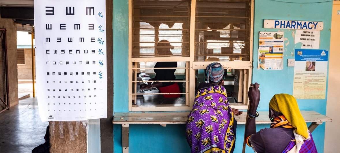 肯尼亚卡库玛，两名患者在卡库玛教会医院的药房前。这家位于肯尼亚北部图尔卡纳县的医院是当地为数不多的能够提供眼科诊疗和手术的医疗机构之一。