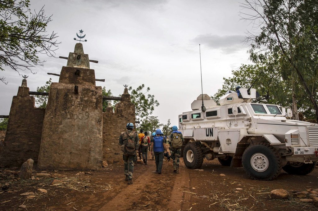 Des Casques bleus du Sénégal patrouillent dans la ville de Mopti, au centre du Mali, en juillet 2019.