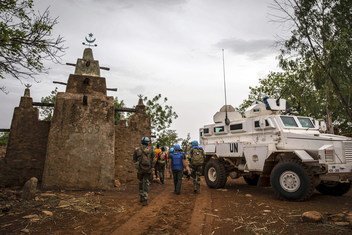 Des Casques bleus du Sénégal patrouillent dans la ville de Mopti, au centre du Mali, en juillet 2019.