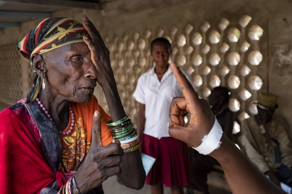 Une femme se fait examiner la vue dans une clinique au Kenya