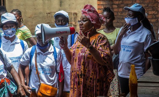 Lina Ekomo discursa para um grupo de mulheres através de um megafone durante um evento de interação com a comunidade na República Centro-Africana.
