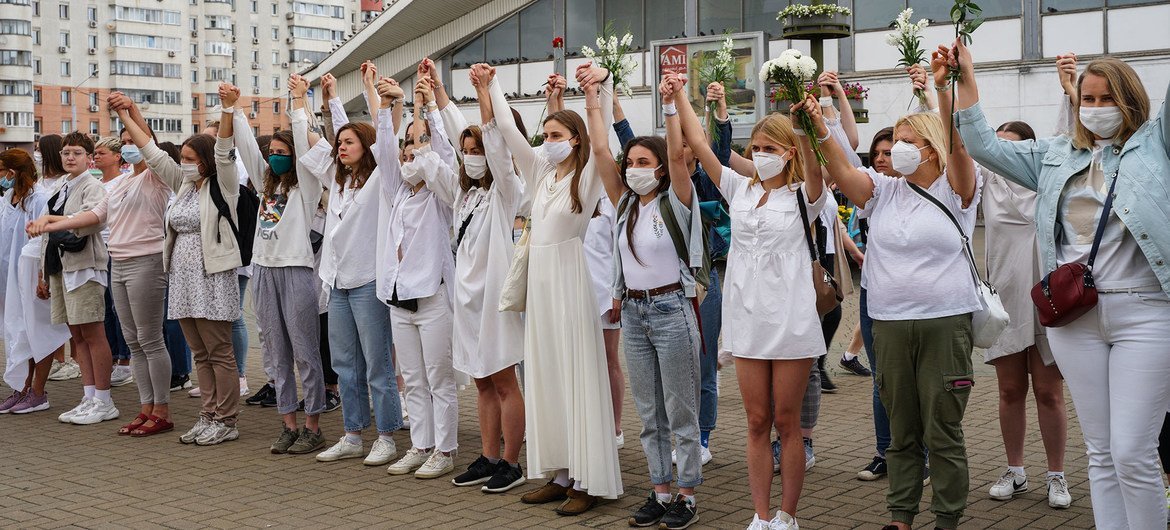 نساء تتشابك أيديهن في احتجاجات عقب الانتخابات في بيلاروس.