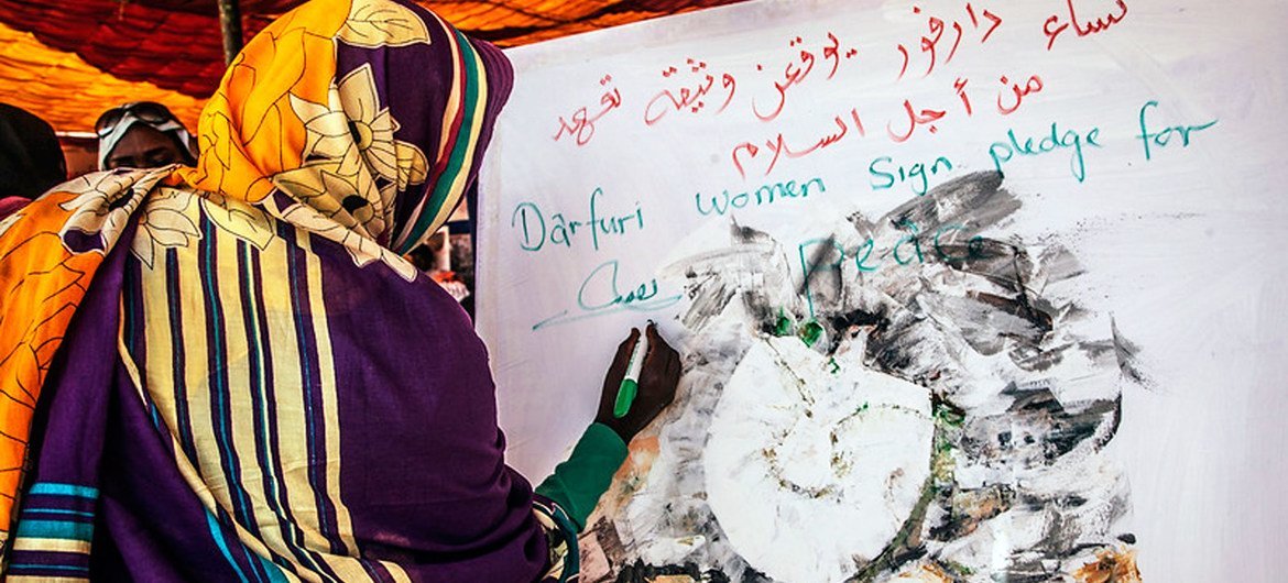 لعبت النساء دورا بارزا في عملية الانتقال السياسي في السودان، مما أدى إلى شغل النساء مناصب قيادية حكومية رئيسية، بما في ذلك تعيين امرأة وزيرة للخارجية وأخرى رئيسة للقضاء، لأول مرة على الإطلاق.