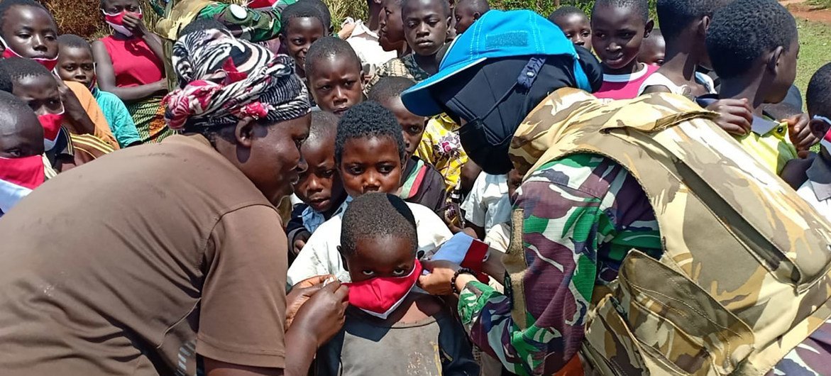 Une Casque bleu de l'équipe d'engagement féminin de la MONUSCO distribue des masques dans un village de Walungu en République démocratique du Congo.