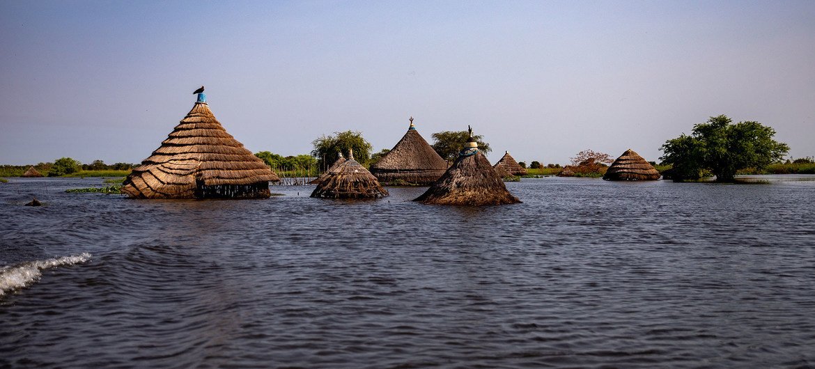 Casas inundadas ao longo das margens do rio Akobo, no Sudão do Sul.