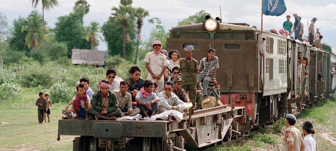 柬埔寨难民离开位于泰国的难民营，登上联合国难民署的火车返回家园。